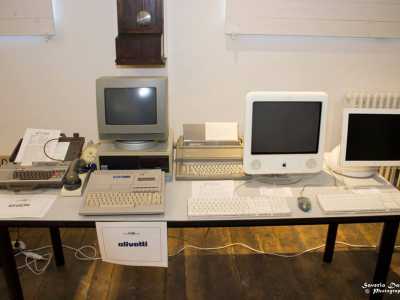 Dei computer Olivetti e Apple esposti durante una mostra